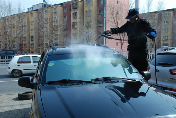 蒸汽洗車機清洗現(xiàn)場 蒸汽洗車機清洗現(xiàn)場